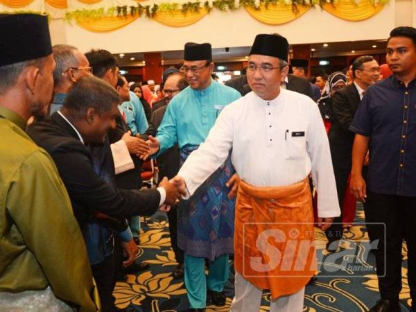 Adly bersalaman dengan penjawat awam selepas perhimpunan bulanan kerajaan negeri dan pembentangan pencapaian setahun pentadbiran PH di Dewan Seri Negeri, di Ayer Keroh, di sini hari ini.