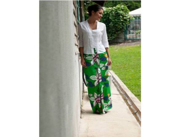 Penampilan berani dengan cetakan bunga besar dan warna garang pada kain sarung.