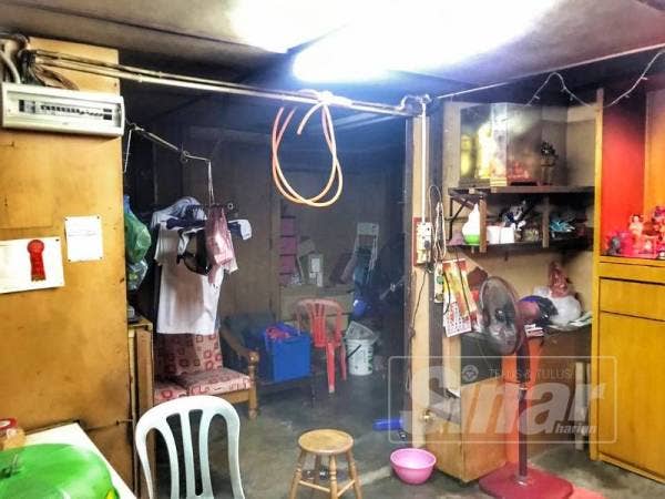 Mangsa cuba menggantung diri menggunakan paip getah di ruang tamu rumahnya kelmarin.