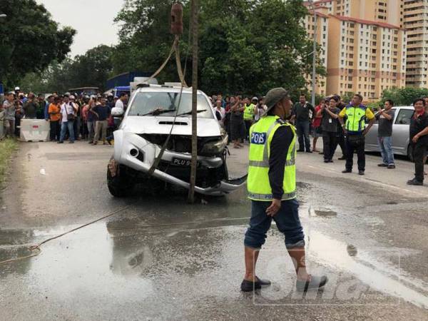 Polis terpaksa menggunakan kren untuk mengangkat pacuan empat roda yang ditemui terjunam di dalam Sungai Perai berhampiran Ampang Jajar di sini petang semalam.