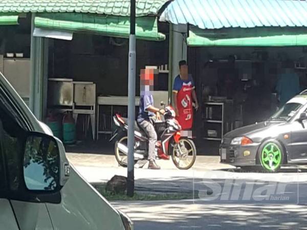 Tiada seorang pelanggan pun di dalam restoran itu tetapi kira-kira lima kakitangan sedang sibuk menjalankan aktiviti membungkus makanan.