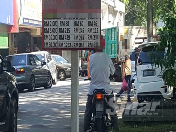 Salah seorang pekerja restoran dilihat sedang membawa bungkusan plastik merah dipercayai berisi makanan untuk dihantar kepada planggan yang menanti di dalam kenderaan.