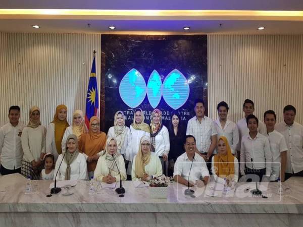 Noorul Ain (duduk dua dari kiri) dan Tengku Ilham (duduk tengah) bersama exco Wadira pada sidang akhbar pertubuhan itu di PWTC kelmarin.
