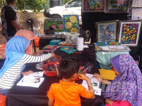 Aktiviti mewarna turut disediakan kepada pengunjung kanak-kanak.
