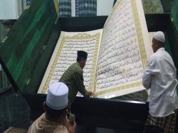 Tadarus di Masjid Agung Baiturahman di Banyuwangi menggunakan al-Quran gergasi berukuran 2 x 1.5 meter dengan berat mencecah 400 kilogram.
