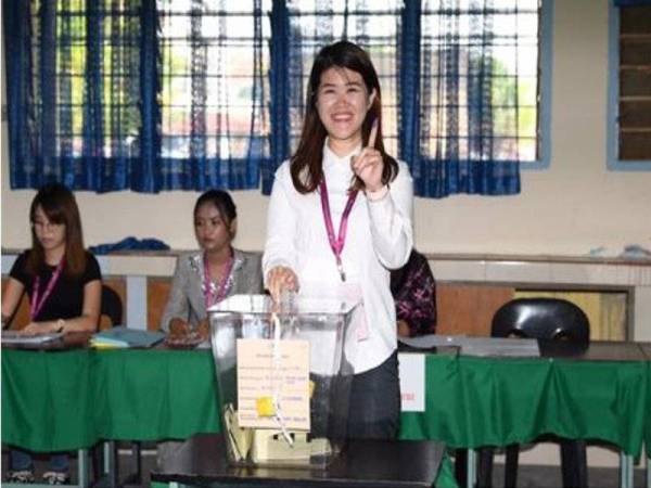 Calon DAP Vivian Wong Shir Yee tiba di pusat mengundi SK Muhibbah untuk mengundi pada PRK Sandakan pagi ini. - Foto Bernama