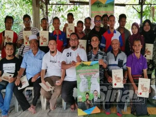 Abdullah Syaraffi duduk tengah bergambar kenangan bersama peserta kursus ternakan arnab.
