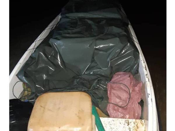 Rokok yang diletakkan dalam bot dipercayai untuk diseludup. - Foto Ihsan PPM 