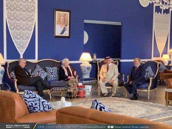 Sultan Ibrahim bersama Raja Hamad Isa (dua dari kanan), Ratu Elizabeth (tiga dari kanan) dan Putera Andrew ketika mengadakan pertemuan tersebut.- Foto Royal Press Office
