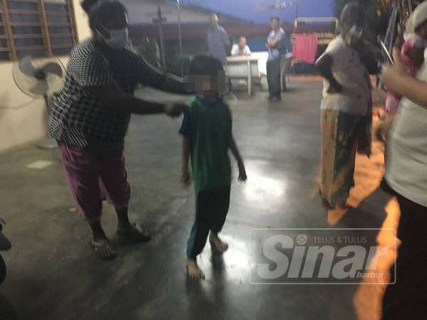 Kanak-kanak perempuan berstatus OKU ditemui bersama mayat bapanya di sebuah rumah di sini.