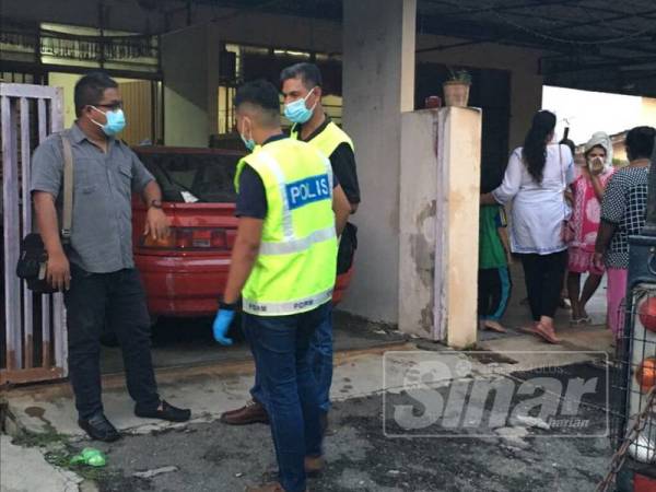 Anggota polis melakukan siasatan berhubung penemuan mayat seorang lelaki.