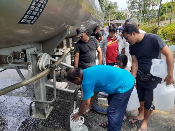 Air diagihkan oleh Air Selangor di kawasan terlibat gangguan bekalan air.