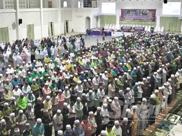 Sebahagian yang hadir memeriahkan sambutan Badar Kubra Dan Nuzul Quran peringkat Pas Pusat di Kompleks Darulmakmur Kerdau Temerloh, semalam.
