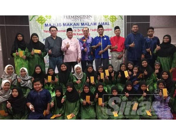 Mohd Fadhil (berdiri, empat dari kiri) dan Khek Keng (berdiri, tiga dari kiri) meraikan jamuan berbuka puasa anjuran Hotel Flemington bersama 30 anak yatim dari Persatuan Kebajikan Anak Yatim Nur Hidayah, Kampung Cheh Bukit Gantang semalam.