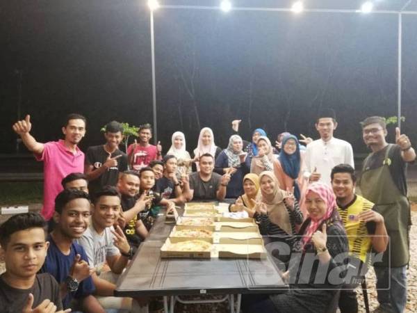 Mohd Raqib (berdiri dua dari kanan) bergambar bersama 27 pekerja Dapur Gerabak.