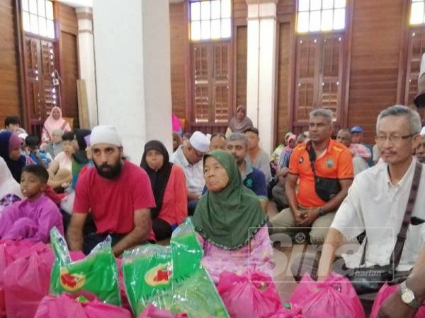 Antara penerima sumbangan sempena Ramadan anjuran Perkim Cawangan Kampung Paloh dan Pertubuhan Muallaf India SeMalaysia (Mira) di Masjid Paloh hari ini.