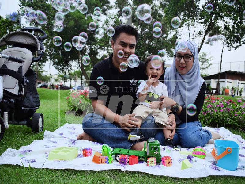 Kehadiran si comel ini benar-benar membahagiakan pasangan suami isteri yang menunggu 10 tahun lamanya.