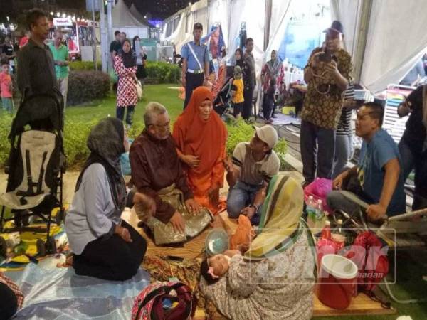 Khalid dan isteri mendekati pengunjung bertanyakan khabar.