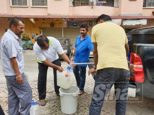 Gunaraj bersama pasukannya bertemu penduduk membantu mengagihkan air.