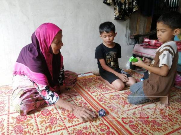 Che Ku Lebah melayan cicitnya bermain di rumahnya di Kampung Tanjung Baru, Hulu Terengganu.