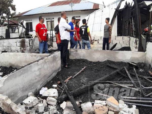 Abu Bakar ketika meninjau kesan kebakaran dua buah rumah di Kampung Sungai Sireh Tambahan semalam