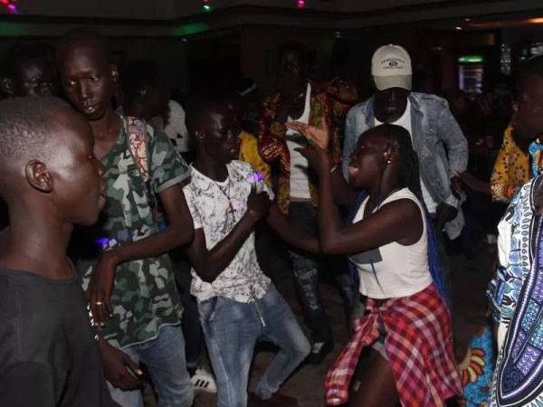 Aksi golongan belia berhibur di sebuah kelab malam di bandar Juba, Sudan Selatan.