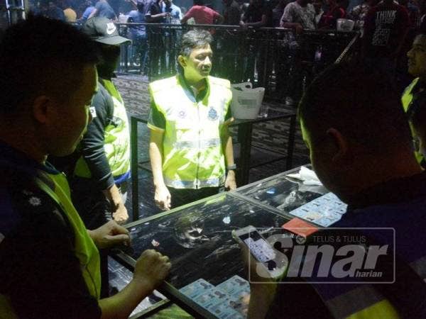 Pegawai Turus D7 IPK Pulau Pinang, Deputi Superintendan Akmal (tengah) mengetuai serbuan yang dilakukan di pusat hiburan yang betoperasi tanpa lesen sah.