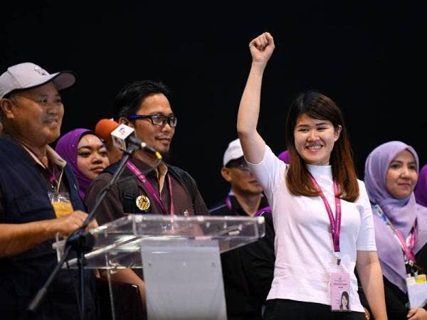 Suruhanjaya Pilihan Raya mengumumkan kemenangan Calon DAP Vivian Wong ShIr Yee dengan undi 16,012 dan majoriti 11, 521 di Pusat Penjumlahan Undi di Dewan Aktiviti Sekolah Menengah Jenis Kebangsaan Tiong Hua semalam. - Foto Bernama