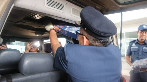 Johari menunjukkan ruangan yang telah diubahsuai untuk menyorok minuman keras berkenaan.