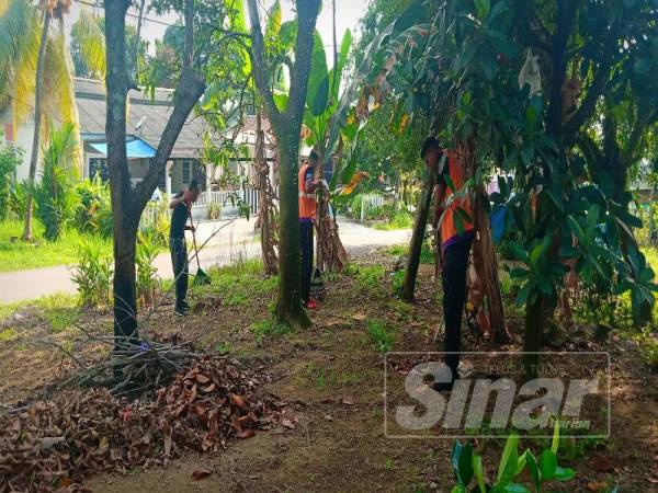 Pelatih membantu membersihkan dua buah rumah penduduk di Kampung Melayu Sri Kempas 2 serta Surau al-Mabrur.
