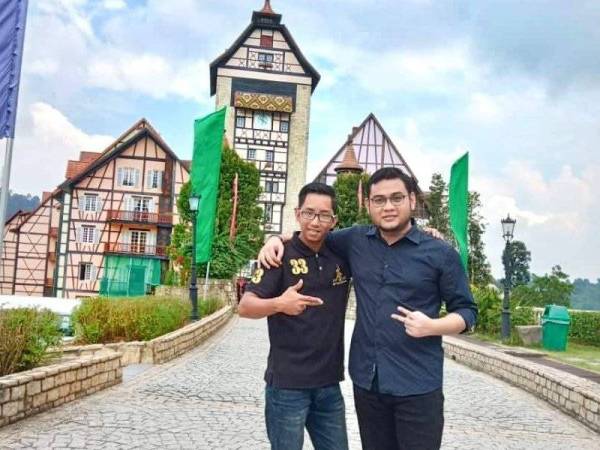 Allahyarham (kiri) dan Muhammad Izzan ketika mengunjungi Bukit Tinggi, Pahang, baru baru ini. - Foto Facebook Muhammad Izzan