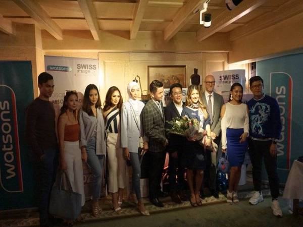 Di bahagian tengah memegang bunga Ambra Orsolini bersama tetamu lain iaitu Pengarah Perdagangan Watson, Thoren Tan, Pengarah Natural Options, Douglas Lee dan Duta Switzerland Malaysia, Micheal Winzap, hadir ketika majlis pelancaran produk Swiss Image