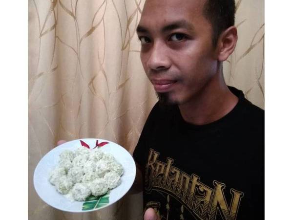 Amir menunjukkan onde-onde coklat keju yang baru siap dimasak di rumahnya