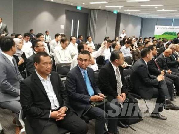 Delegasi Malaysia tidak melepaskan peluang mendengar seminar pelaburan dua hala Singapura - Malaysia.