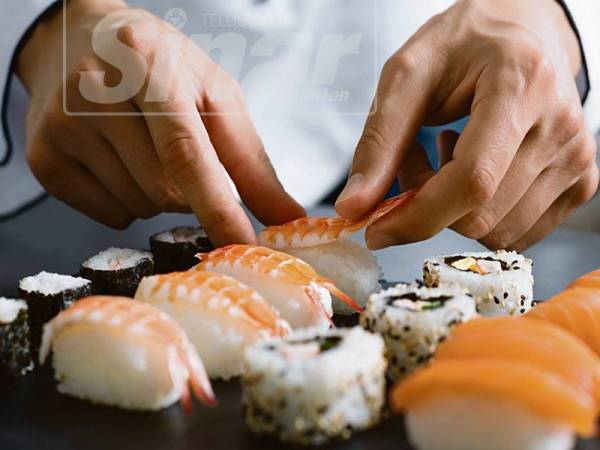 Aneka sushi yang boleh dinikmati ibu anda di hotel berkenaan.