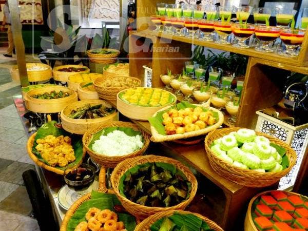 Aneka kuih muih boleh dinikmati di gerai yang diberi nama Taman Manisan Hajah Rokiah.