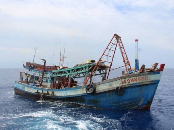 Bot nelayan Vietnam yang ditahan selepas dikesan dan menangkap ikan dalam perairan negara.