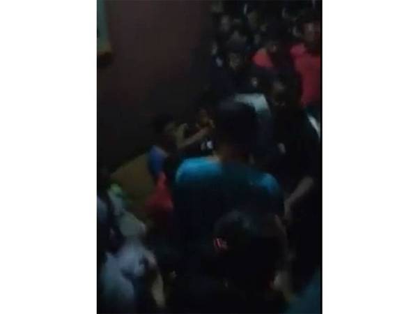 Penduduk bertindak mencari remaja terlibat.