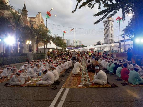 Rohana Mat Ali (kanan) yang menetap di Saujana Putra berswafoto bersama anggota keluarganya ketika berbuka puasa berlatarkan Masjid Sultan Salahuddin Abdul Aziz Shah di Dataran Kemerdekaan Shah Alam pada tinjauan hari ini. Orang ramai khususnya umat islam mengambil kesempatan pada cuti hujung minggu meluangkan masa bersama keluarga untuk berbuka di Dataran Kemerdekaan Shah Alam. Foto: Ramadan