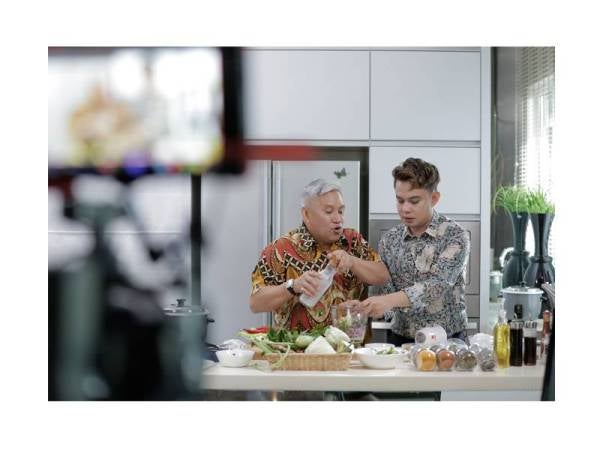 Cef Wan (kiri) dan Akim sedang menyediakan juadah.