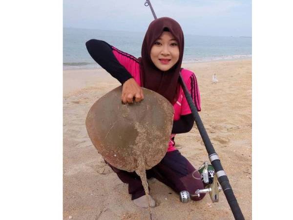Pari lima kilogram ini merupakan tangkapan terbesar Nornazaitul sepanjang memancing di pantai.