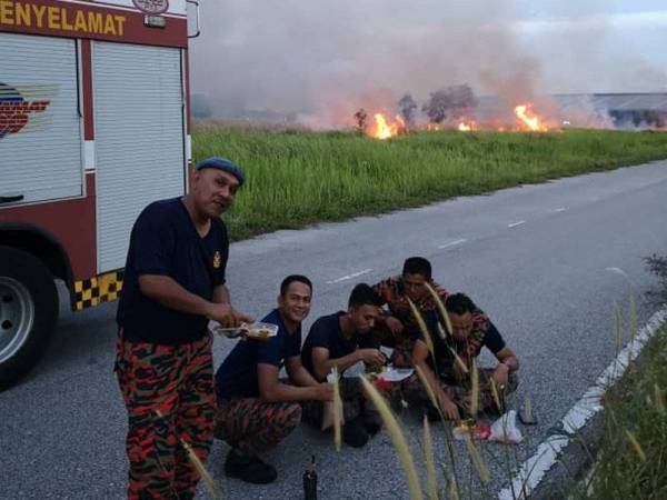 Anggota bomba berkenaan turut berbuka puasa di lokasi kebakaran.