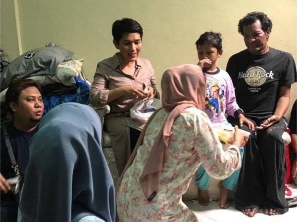 Sheila Mohamad menziarahi Hathim Thai di rumahnya.