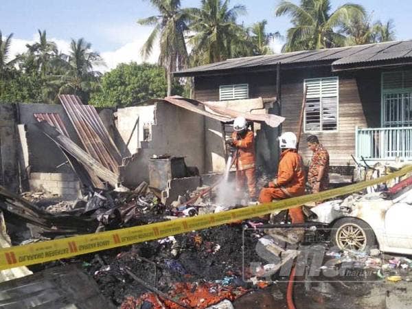 BBP Kuala Selangor memadamkan sisa kebakaran di Batu 22 ½, Kampung Pasir Tuntong di sini pagi tadi.