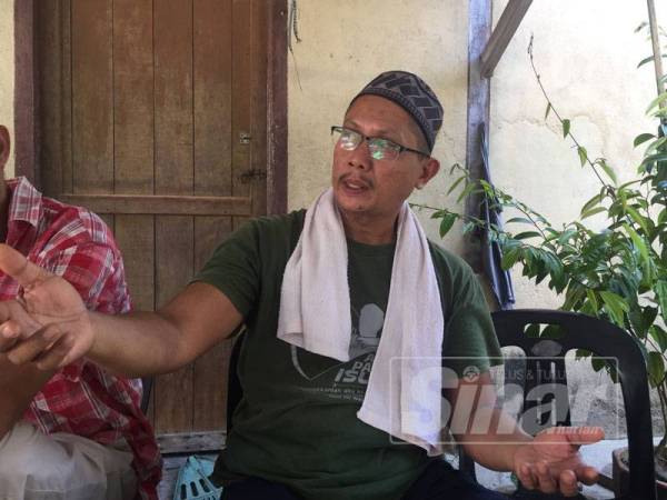 Azhar menceritakan kejadian yang berlaku kepada arwah Ammar Raziq di kediamannya di Kampung Ekor Lambat, ketika dia berada di surau.