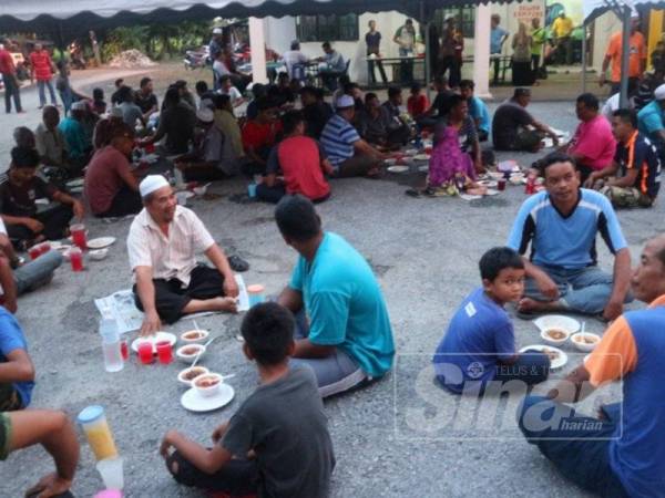 Penduduk Kampung Padang Gelam dan sekitar menanti waktu berbuka puasa bersama juadah yang dihidangkan di atas permukaan tar yang menjadi tradisi unik sejak puluhan tahun lalu.
