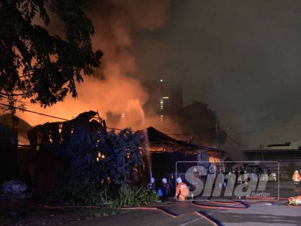 Pasukan bomba sedang mengawal kebakaran