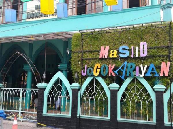 Masjid Jogokariyan mengambil inisiatif untuk menggantikan barangan jemaah yang hilang untuk menjaga keamanan jemaah ketika beribadah. - Foto Tempo