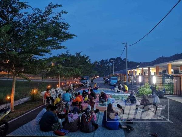 Penduduk di Taman Perumahan Generasi Baru Felda (PGBF) Anggerik 2 Felda Pasoh 1, di Simpang Pertang di sini tidak melepaskan peluang untuk menyambut iftar secara beramai-ramai.