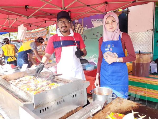 Naidatul (kanan) bersama suaminya.